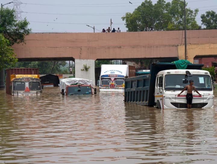 IMD Rain Alert Update: Water level in Yamuna river increasing, rain forecast for Delhi, UP, Himachal Pradesh and other states Rain Alert: दिल्ली में बेकाबू यमुना, कई इलाके पानी में डूबे, IMD ने इन राज्यों के लिए अलर्ट किया जारी