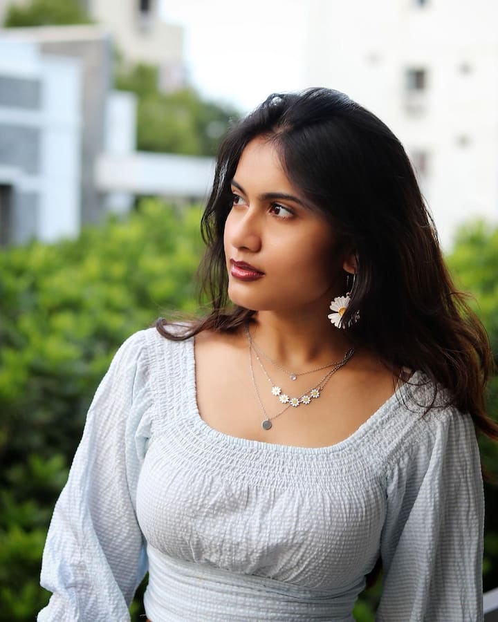 వైట్ టాప్ లో బ్యూటీఫుల్ లుక్స్ తో ఆకట్టుకుంటోంది. Photo Credit: Varshinne Varma/Instagram