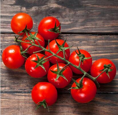 ਟਮਾਟਰ ਖਾਣਾ ਸਿਹਤ ਲਈ ਵੀ ਫਾਇਦੇਮੰਦ ਹੁੰਦਾ ਹੈ ਪਰ ਆਯੁਰਵੇਦ ਕਹਿੰਦਾ ਹੈ ਕਿ ਜੇ ਤੁਹਾਡਾ ਸਰੀਰ 5 ਸਮੱਸਿਆਵਾਂ ਤੋਂ ਪ੍ਰੇਸ਼ਾਨ ਹੈ, ਤਾਂ ਟਮਾਟਰ  (Tomato Side Effects) ਨੂੰ ਹੱਥ ਨਾ ਲਾਉਣਾ ਹੀ ਬਿਹਤਰ ਹੈ। ਜੇ ਤੁਸੀਂ ਅਜਿਹਾ ਨਹੀਂ ਕਰਦੇ ਤਾਂ ਤੁਹਾਡਾ ਦਰਦ ਹੋਰ ਵੀ ਵਧ ਸਕਦਾ ਹੈ ਤੇ ਇਹ ਜਾਨਲੇਵਾ ਵੀ ਹੋ ਸਕਦਾ ਹੈ। ਇਸ ਲਈ ਇਨ੍ਹਾਂ 5 ਲੋਕਾਂ ਨੂੰ ਗਲਤੀ ਨਾਲ ਵੀ ਟਮਾਟਰ ਨਹੀਂ ਖਾਣਾ ਚਾਹੀਦਾ।