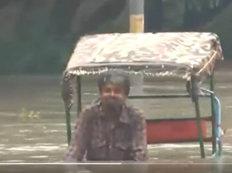 delhi flood video man pedals rickshaw in deep flood water near red fort road Delhi Flood Video: వరదలోనే రిక్షా రైడ్ - ఛాతి లోతు నీటిలోనే ప్రయాణం - వీడియో వైరల్