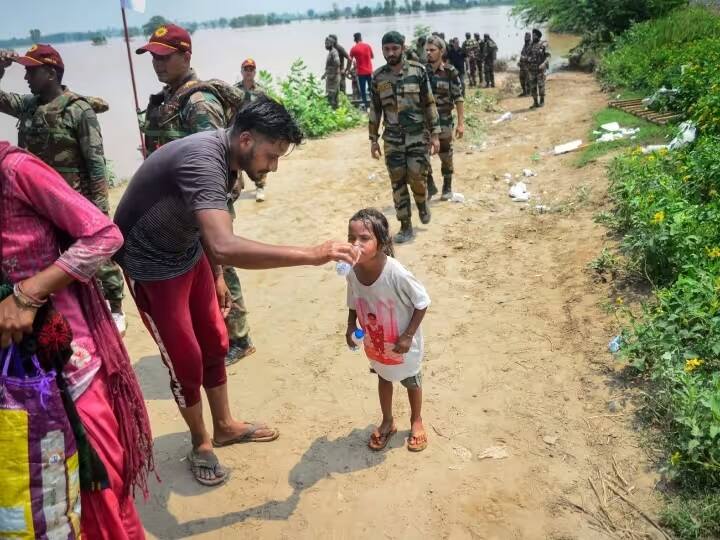 Photos: ભારતમાં મેઘો મન મુકીને વરસી રહ્યો છે, ચારેયબાજુ પાણી જ પાણી છે, ઉત્તર ભારતથી લઇને ગુજરાત અને મુંબઇ સુધી ઠેક ઠેકાણ ચોમાસાએ રમઝટ જમાવી દીધી છે. આ બધાની વચ્ચે વરસાદથી ઉત્તર ભારતના હિમાચલ અને દિલ્હી પરિસ્થિતિ સૌથી વિકટ બની ચૂકી છે. સતત વરસી રહેલા વરસાદથી યમુનાના જળસ્તર વધ્યુ છે અને આ કારણે છેલ્લા 45 વર્ષનો રેકોર્ડ પણ તૂટી ગયો છે. જુઓ અહીં દેશમાં જળ પ્રલયની રૂવાંટા ઉભા કરી દે એવી તસવીરો.....