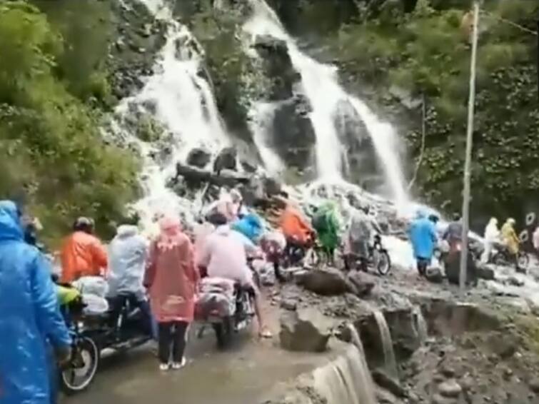 Heavy rains that turned the north People crossing dangerous roads even after Chief Minister warning Video goes viral North India Rain : வடக்கை புரட்டிப்போட்ட கனமழை : முதல்வர் எச்சரித்தும் ஆபத்தான சாலைகளை கடக்கும் மக்கள்.. வைரலாகும் வீடியோ!