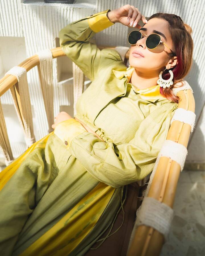 Tina accessorised with a pair of earrings and sunglasses