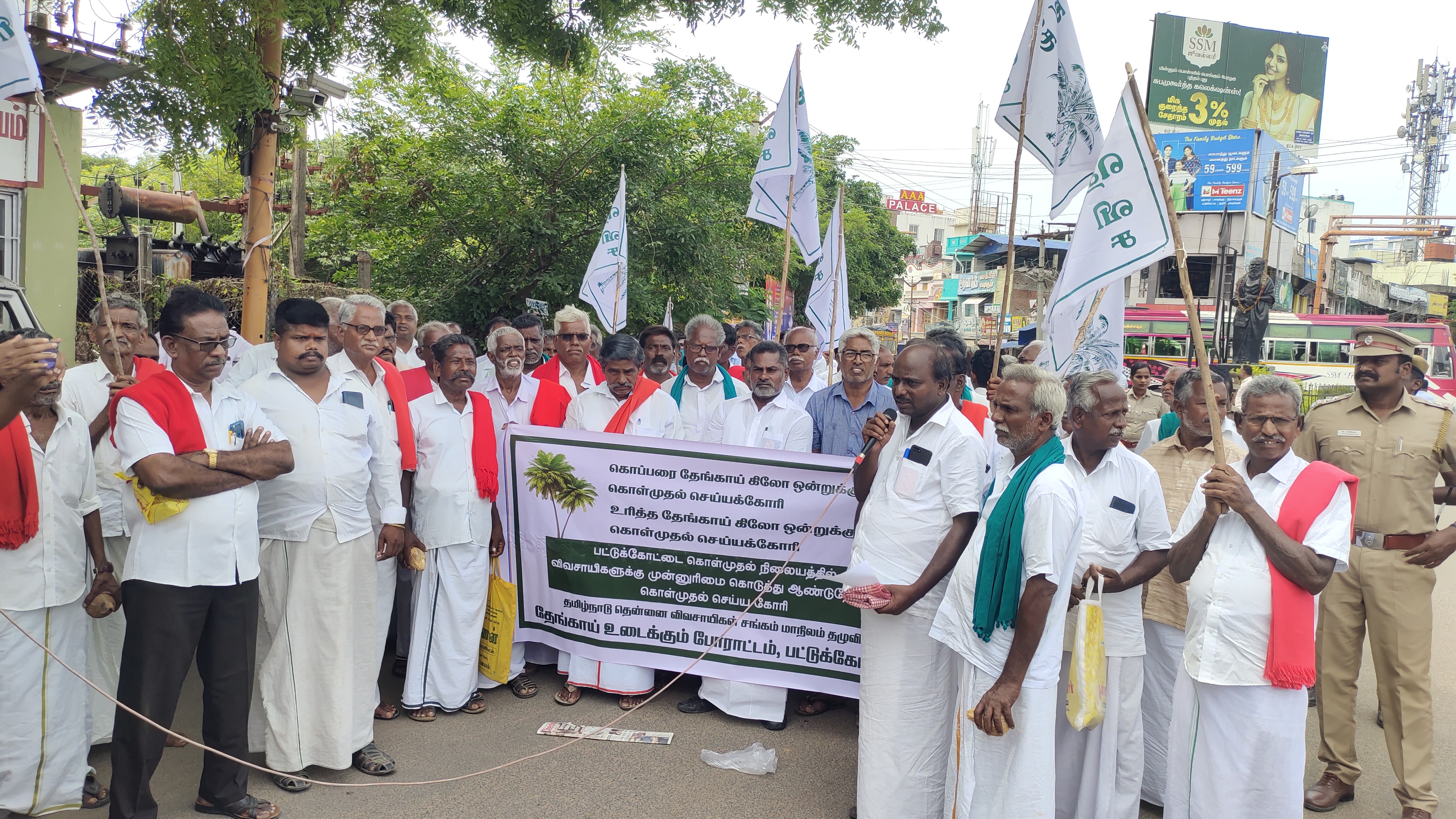 தேங்காய்க்கு கட்டுப்படியான விலை கேட்டு பட்டுக்கோட்டையில் விவசாயிகள் நூதன போராட்டம்