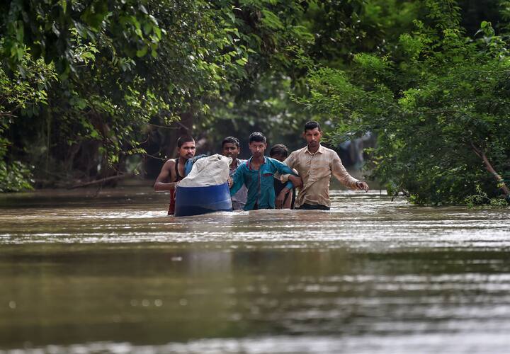 পরিস্থিতি মোকাবিলায় সদাসতর্ক রয়েছে প্রশাসন, জানান হয়েছে এমনকী। তবে এরই মধ্যে মাথা গোঁজার ঠাঁই হারিয়েছে একাধিক। প্রাণে বাঁচতে তাই শেষ আশ্রয় খুঁজে চলেছেন রাজধানীবাসীদের একাংশ।