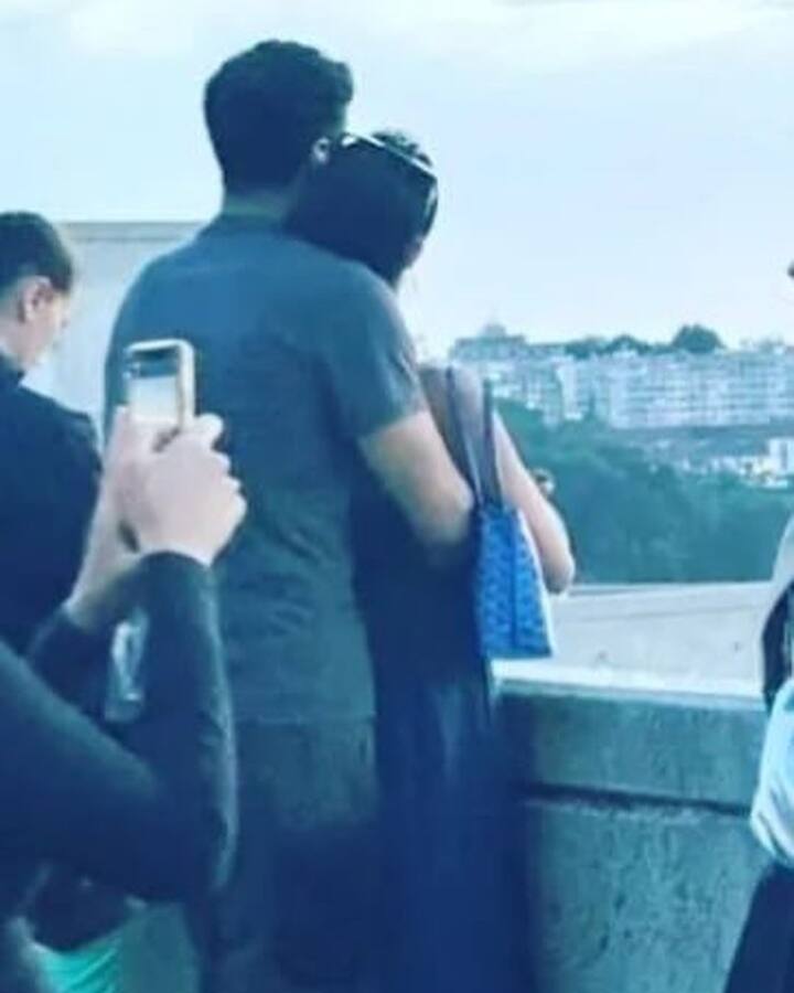 अनन्या पांडे और आदित्य रॉय कपूर की स्पेन से सामने आई रोमांटिक पिक्चर्स ने सोशल मीडिया पर हंगामा मचा दिया है. इस रूमर्ड कपल के डेटिंग की खबरें इन पिक्चर्स से कहीं ना कहीं कंफर्म हो गई हैं. दोनों को रोमांटिक मूड में फैंस ने कैमरे में कैद कर लिया.