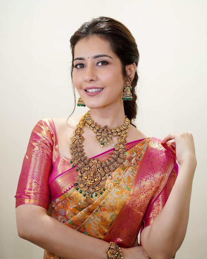 మ్యాట్రిమోనీ సైట్ కోసం ఈ ఫోటోలు ఇస్తే బాగుంటుందని వాళ్ళ అమ్మ అంటున్నారని రాశీ ఖన్నా ఫోటోస్ కింద క్యాప్షన్ పెట్టింది. మరి దీనికి మీరు కూడా అంగీకరిస్తారా? Image Credit: Raashii Khanna/ Instagram