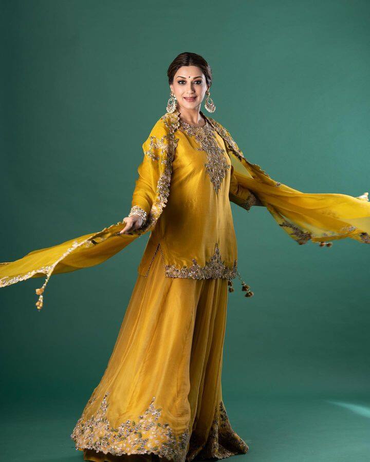 फोटोंमध्ये ती तिचा स्कार्फ हलवत पोझ देत आहे. (photo credit:iamsonalibendre/instagram)