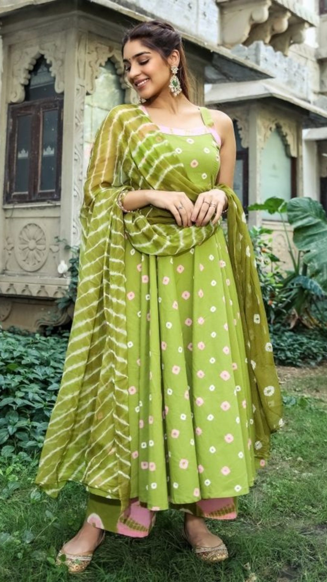 DIY| Convert Old Saree Into Long Gown Drees In 15 Minutes| Reuse Saree -  YouTu… | Long dress patterns, Designer saree blouse patterns, Chiffon saree  to gown convert