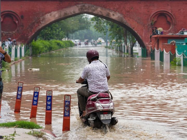 Delhi submerged in flood of Yamuna people faces Waterlogging in these areas including Red Fort to ISBT Delhi Flood Alert: यमुना के सैलाब में डूबी दिल्ली, लाल किले से लेकर ISBT सहित इन इलाकों में भरा पानी