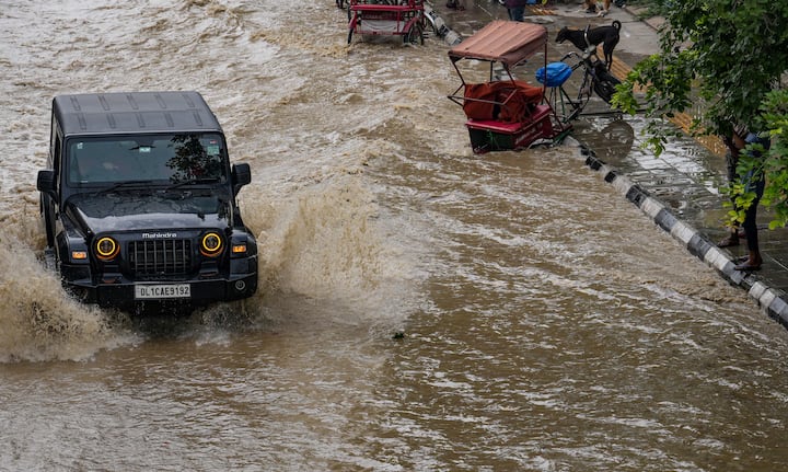 Delhi flood:  भारतात मान्सूनने हाहाकार माजवल्याचं चित्र सध्या आहे. त्यामुळे जनजीवन विस्कळीत झाल्याचं देखील अनेक ठिकाणी पाहायला मिळत आहे.