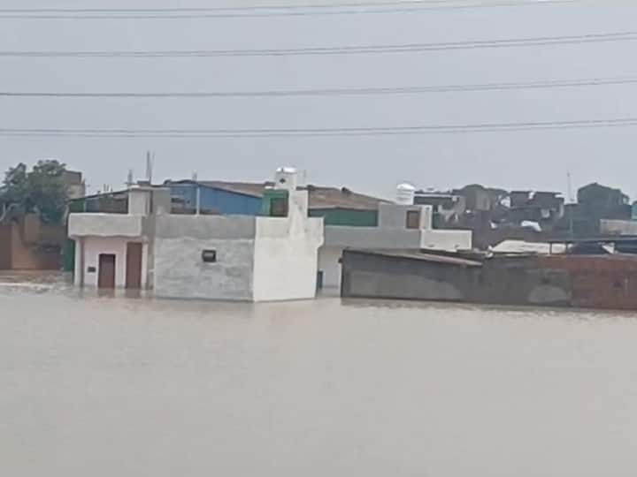 Delhi Flood Yamuna River News Ghaziabad House submerged in water ann Yamuna River Flood: यमुना नदी बरपा रही कहर, गाजियाबाद के इस गांव में पानी में डूबे कई घर