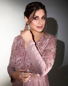 PHOTO: वयाच्या 48 व्या वर्षीही सोनाली बेंद्रेच्या सुंदर लूकने वेधले लक्ष, पाहा फोटो!