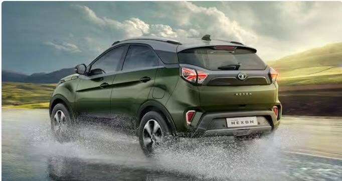 ਟਾਟਾ ਦੀ ਸਭ ਤੋਂ ਵੱਧ ਵਿਕਣ ਵਾਲੀ SUV Tata Nexon ਵੀ ਇਸ ਲਿਸਟ ਵਿੱਚ ਸ਼ਾਮਲ ਹੈ, ਜੋ 209 mm ਦੀ ਗਰਾਊਂਡ ਕਲੀਅਰੈਂਸ ਨਾਲ ਆਉਂਦੀ ਹੈ। ਇਹ ਬਰਸਾਤਾਂ ਦੇ ਮੌਸਮ ਵਿਚ ਵੀ ਸੜਕਾਂ 'ਤੇ ਖੱਡਿਆਂ ਨੂੰ ਆਸਾਨੀ ਨਾਲ ਭਰ ਸਕਦਾ ਹੈ। ਇਸ ਨੂੰ 7.8 ਲੱਖ ਰੁਪਏ ਦੀ ਸ਼ੁਰੂਆਤੀ ਕੀਮਤ 'ਤੇ ਖਰੀਦਿਆ ਜਾ ਸਕਦਾ ਹੈ।