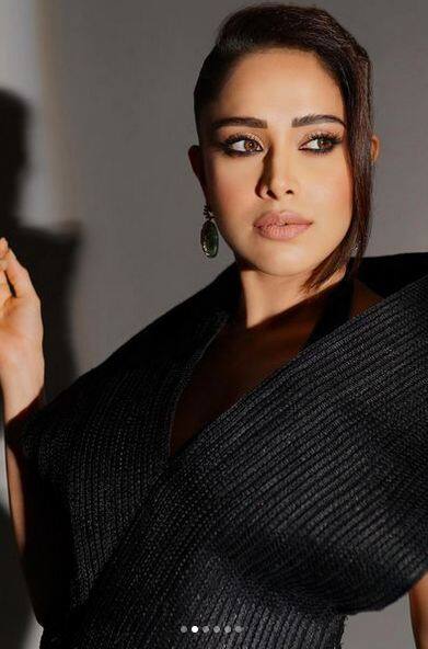 ਅਭਿਨੇਤਰੀ ਨੁਸਰਤ ਭਰੂਚਾ ਬਲੈਕ ਲੁੱਕ 'ਚ ਬੇਹੱਦ ਸਟਾਈਲਿਸ਼ ਅਤੇ ਗਲੈਮਰਸ ਲੱਗ ਰਹੀ ਹੈ।