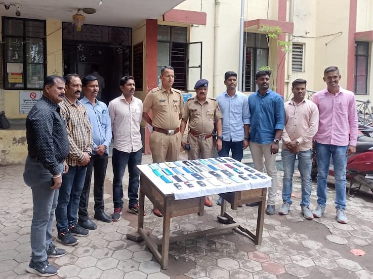 Aurangabad Crime News Minors arrested for stealing mobile phones of railway passengers Aurangabad Crime News : काठीने हातावर मारून रेल्वे प्रवाशांचे मोबाईल लंपास करायचे, पोलिसांनी ठोकल्या बेड्या