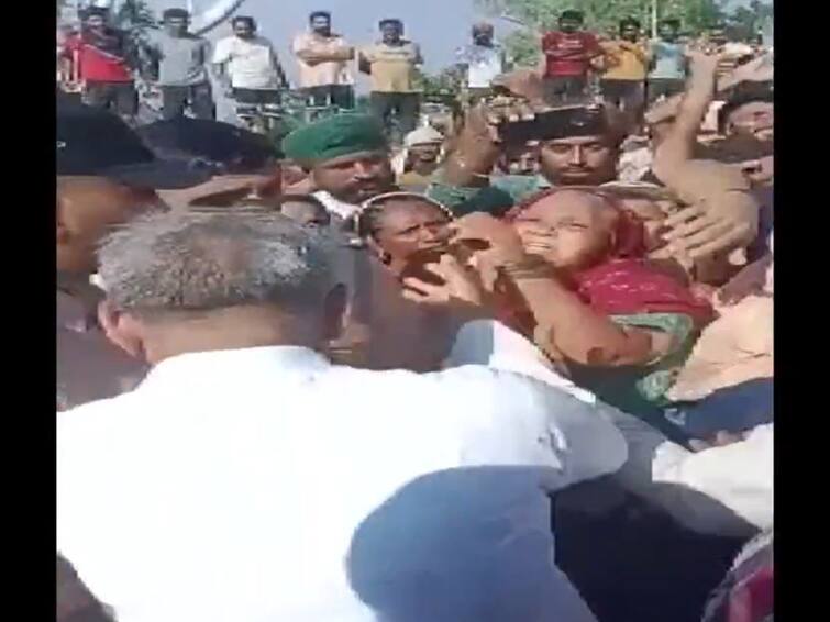 a flood victim can be seen slapping JJP MLA Ishwar Singh in Haryana Watch Video: இப்போது மட்டும் ஏன் நீ வந்தாய்? - அதிகாரிகள் முன்பே எம்.எல்.ஏவை அறைந்த பெண்.. அதிர்ச்சி சம்பவத்தின் வைரல் வீடியோ..!