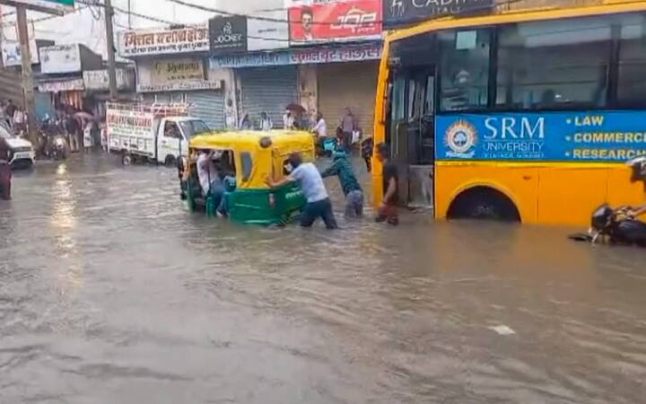 ભારે વરસાદને પગલે નવી દિલ્હીમાં ઘણા વિસ્તારોમાં પાણી ભરાયા હતા. જેના લીધે લોકોને ભારે હાલાકી વેઠવાનો વારો આવ્યો હતો.