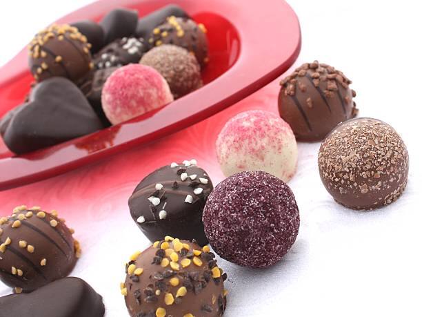 தேவையான பொருட்கள்: டார்க் குக்கிங் சாக்லேட் - 250 கிராம், ஃப்ரெஷ் கிரீம் - 160 கிராம், உப்பில்லாத வெண்ணெய் - 1 மேசைக்கரண்டி, வெண்ணிலா எசென்ஸ் - 1 தேக்கரண்டி, கோகோ பவுடர், கலர் ஸ்ப்ரிங்ல்ஸ், வால்நட்ஸ் நறுக்கியது, சாக்லேட் ஸ்ப்ரிங்ல்ஸ்.