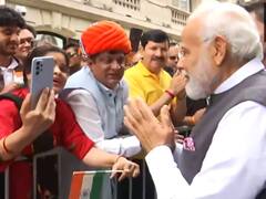 PM Modi France Visit: पीएम मोदी का पेरिस एयरपोर्ट पर जोरदार स्वागत, भारतीय समुदाय के साथ यूं मिले