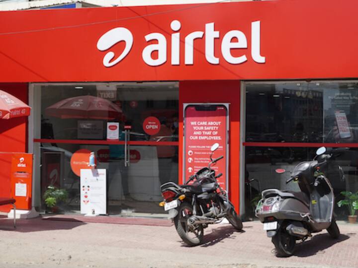 एयरटेल की बात करें तो इसमें भी सबसे सस्ता मंथली प्लान 195 रुपये का है जिसमें आपको हर दिन 3GB इंटरनेट, अनलिमिटेड कॉलिंग, 300 एसएमएस का लाभ और 5 रुपये का टॉकटाइम मिलता है. इसके अलावा अपनों विंक म्यूजिक और फ्री हेलोट्यून्स का भी लाभ कंपनी देती है.