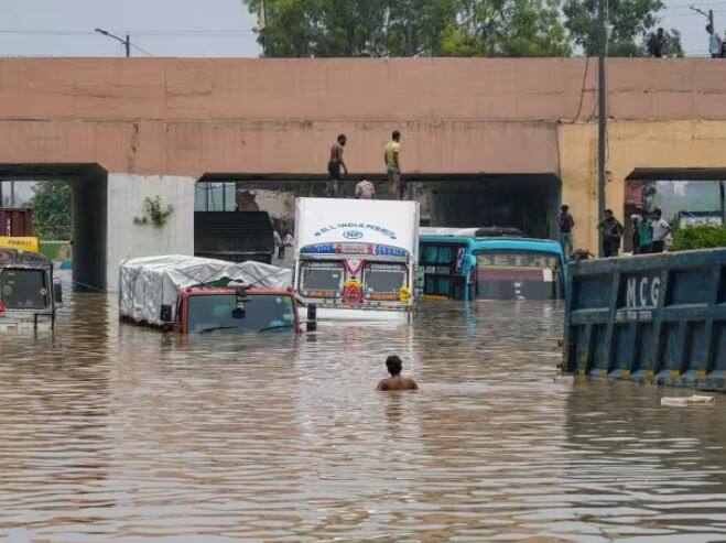 delhi flood school college closed till sunday office in wfh mode no entry for heavy vehicle isbt kashmiri gate Delhi Flood: ਦਿੱਲੀ 'ਚ ਹੜ੍ਹ ਕਾਰਨ ਭਾਰੀ ਵਾਹਨਾਂ ਦੀ 'ਨੋ ਐਂਟਰੀ', ਸਾਰੇ ਸਕੂਲ-ਕਾਲਜ ਬੰਦ, ਦਫ਼ਤਰਾਂ ਲਈ ਵੀ ਆਦੇਸ਼ ਜਾਰੀ