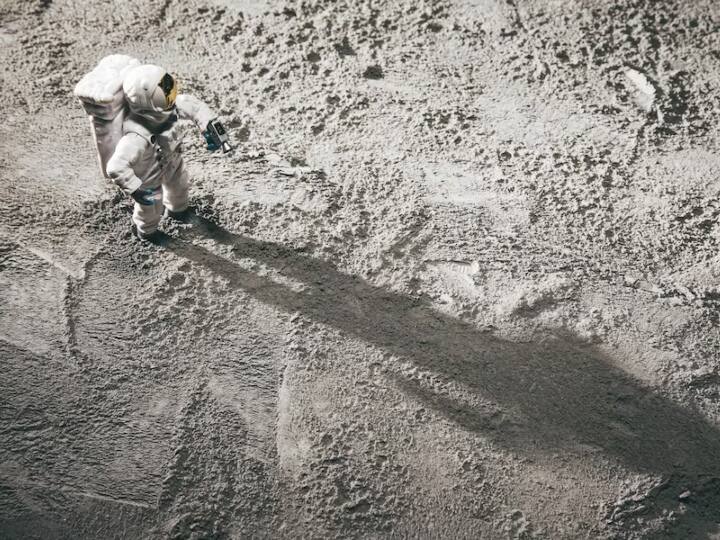 चंद्रमा पर कोई स्पेस सेंटर अथवा स्पेसक्राफ्ट लॉन्चर नहीं होता है. आपने विडियोज में देखा होगा कि किसी स्पेसक्राफ्ट को लॉन्च करने के लिए कितनी तैयारियां की जाती हैं. पहले उसे रॉकेट के साथ असेंबल किया जाता है, उसके बाद लॉन्चिंग पैड से लॉन्च किया जाता है. इसमें दो, चार या दस-बीस नहीं, बल्कि पूरी-पूरी टीमें काम करती हैं.