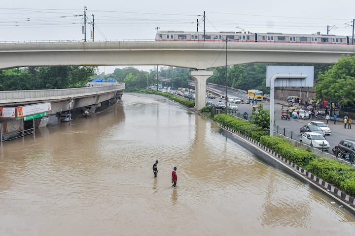 हरियाणातील हथिनी कुंड बॅरेजमधून सतत पाणी सोडल्यामुळे दिल्लीतील यमुनेची पातळी सकाळी 7 वाजता 208.46 मीटर पर्यंत पोहोचली.
