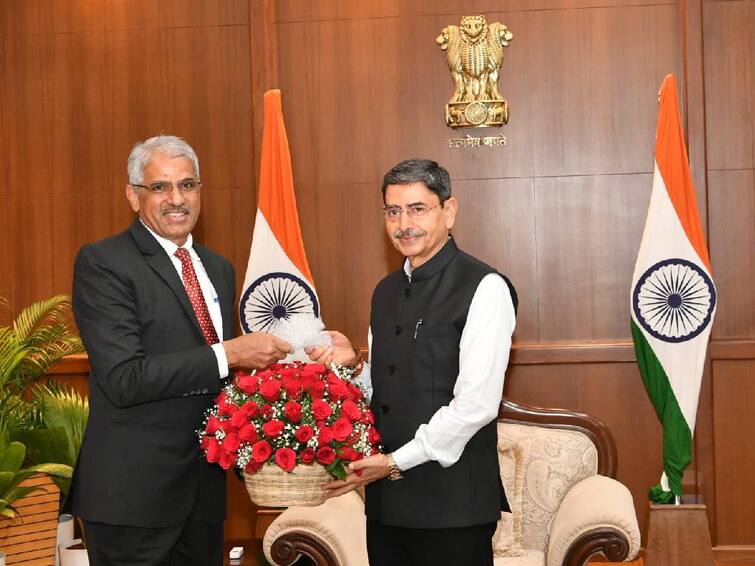 Sivdas Meena, who took over as the new Chief Secretary of Tamil Nadu, today visited governor rn ravi Shivdas Meena & Governor Meet: புதிதாக பொறுப்பேற்ற தலைமைச் செயலாளர் சிவ்தாஸ் மீனா ஆளுநருடன் சந்திப்பு! இதுதான் காரணம்..