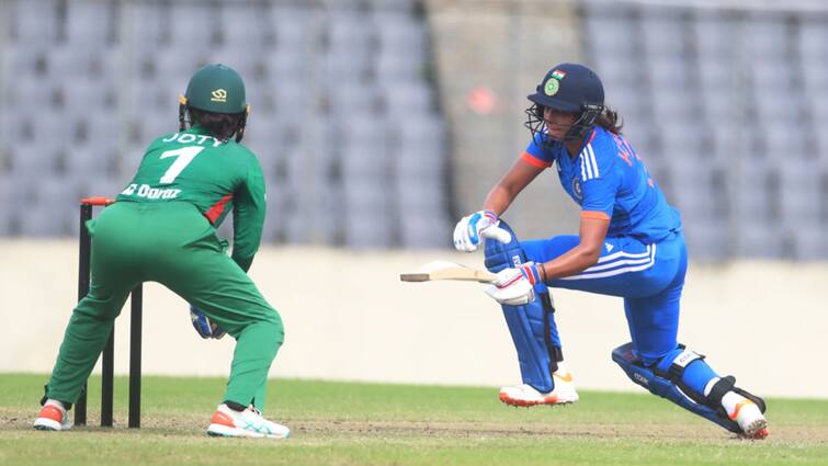 INDW vs BANW: Harmanpreet Kaur fights lone battle as India score 102/9 in 3rd T20 INDW vs BANW: আবারও ব্যাটিং বিপর্যয়, হরমনপ্রীতের লড়াকু ইনিংসে বাংলাদেশের বিরুদ্ধে ১০২/৯ তুলল ভারত