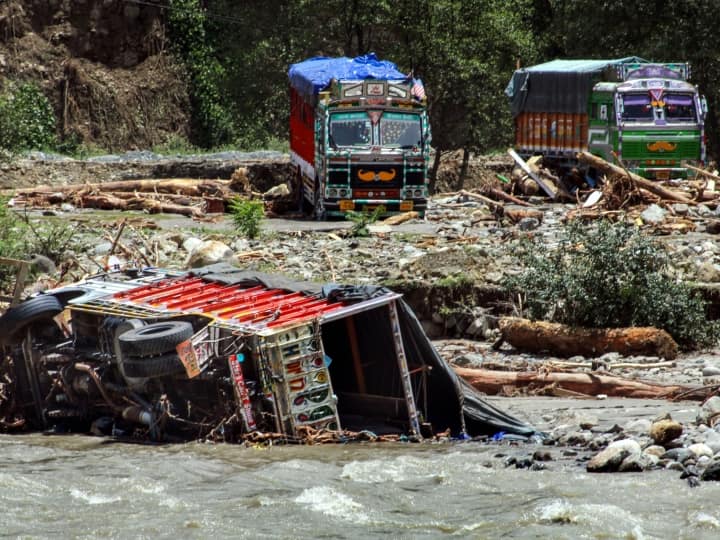 हिमाचल प्रदेश में बारिश के बाद आई बाढ़ ने देश में सबसे ज्यादा तबाही मचाई है.