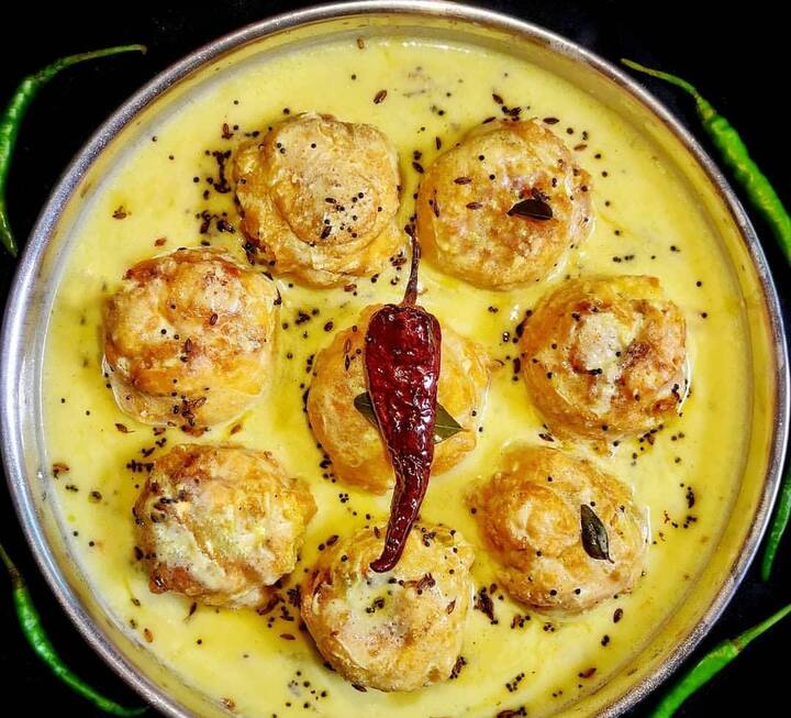 सॉफ्ट और टेस्टी पकोड़ा बनाने के लिए आप बैटर में नमक, लाल मिर्च पाउडर, हल्दी पाउडर, धनिया पाउडर, जीरा पाउडर, अदरक लहसुन का पेस्ट, कटी हुई हरी मिर्ची, धनिया पुदीने की पत्तियां डाल सकते हैं.