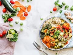 রোজ দুপুরে সঠিক সময়ে খাবার খাচ্ছেন তো? নাহলে দেখা দিতে পারে একাধিক শারীরিক সমস্যা