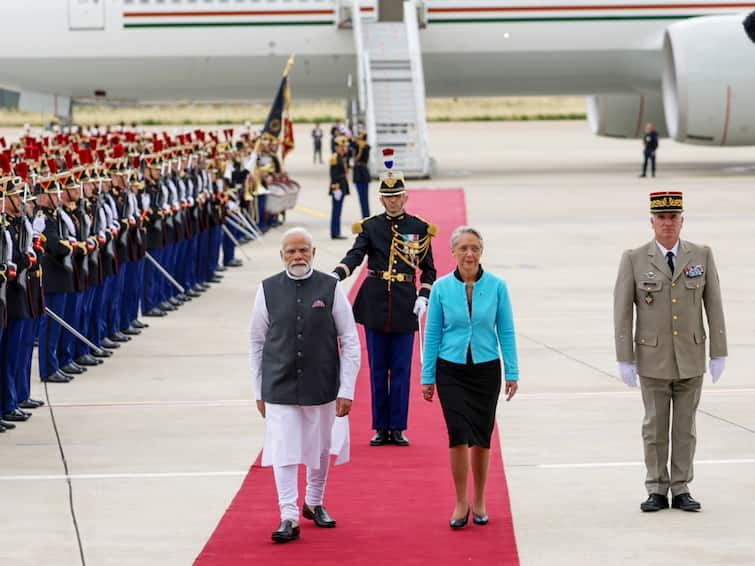 PM Modi In France PM Narendra Modi Gets Ceremonial Welcome Upon Arrival In Paris Received By France PM Elisabeth Borne PM Modi Gets Ceremonial Welcome Upon Arrival In Paris, Received By French Counterpart — WATCH