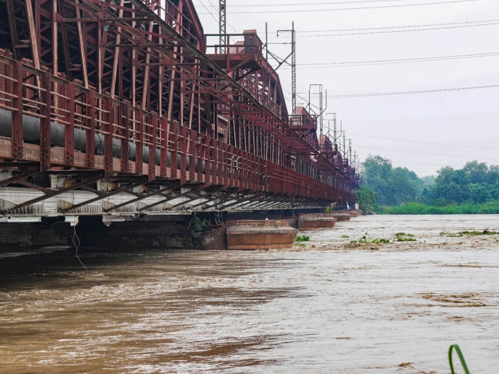 दिल्ली में लगातार बढ़ रहा यमुना का जलस्तर, 45 साल बाद 208 मीटर के पार पहुंचा, बाढ़ की स्थिति को देखते हुए सरकार अलर्ट