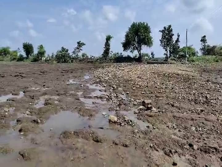 पावसामुळे जमीन खरडून गेली आहे. ती दुरुस्त करण्याचे मोठे आव्हान शेतकऱ्यांपुढे आहे. मागच्या वर्षीची  अतिवृष्टी ,नापिकी यातून सावरत नाही तोच यावर्षी  मुसळधार पाऊस दारावर आला.