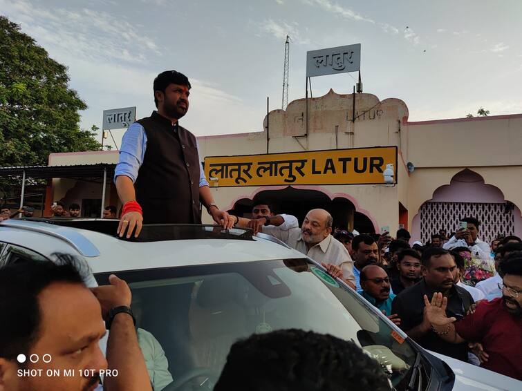 Latur Politics mla sanjay bansode welcomed in udgir after oath ceremony Latur News:  मंत्रिपदाची शपथ घेतल्यानंतर संजय बनसोडे पहिल्यांदाच लातूरमध्ये; बॅनरवर शिंदे फडणवीसांसह शरद पवारांचे फोटो झळकले