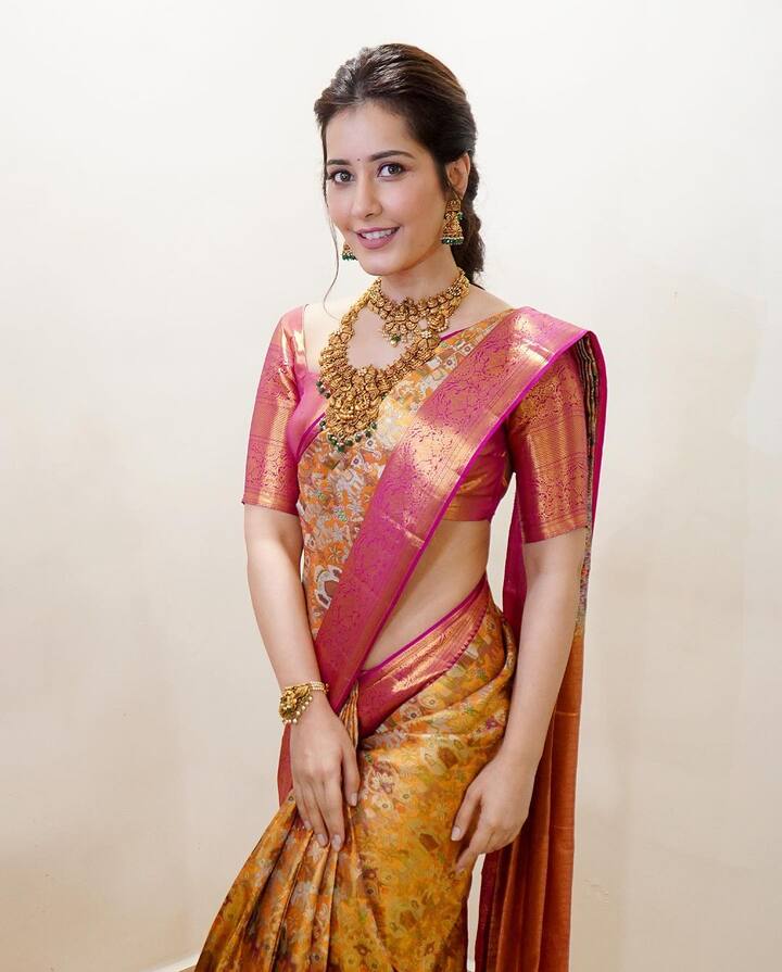 పట్టుచీర కట్టి చూడచక్కగా మెరిసిపోతుంది.  Image Credit: Raashii Khanna/ Instagram