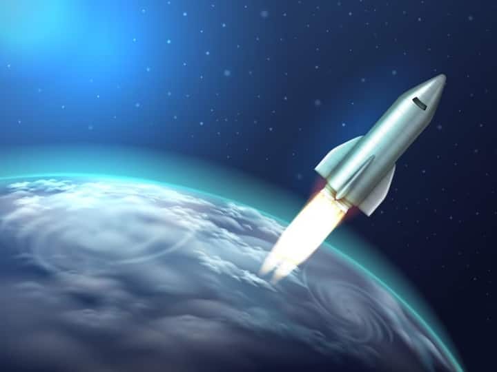 कोई भी चीज पृथ्वी से अंतरिक्ष में तभी जा सकती है, जब वो पृथ्वी के गुरूत्वाकर्षण क्षेत्र को पार कर जाए. विज्ञान के नियमों के अनुसार, कोई भी वस्तु पृथ्वी के गुरूत्वाकर्षण को तभी पर कर सकती है, जब उसका न्यूनतम वेग 11.2 किलोमीटर प्रति सेकंड हो. इसीलिए स्पेसक्राफ्ट को लॉन्च पैड से लॉन्च किया जाता है, जिससे यह सफलतापूर्वक पृथ्वी की कक्षा (earth orbit) से बाहर निकलकर अंतरिक्ष में प्रवेश कर सके.