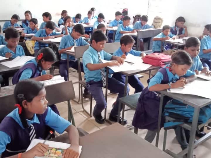 ASER Report 2024 The educational condition of students in rural areas has deteriorated again students of class V and VIII cannot even read Marathi detail marathi news ASER Report 2024: ग्रामीण भागातील विद्यार्थ्यांची शैक्षणिक स्थिती पुन्हा खालावली, इयत्ता पाचवी आणि आठवीच्या विद्यार्थ्यांना मराठीही वाचता येईना, 'ASER' अहवालातून खुलासा
