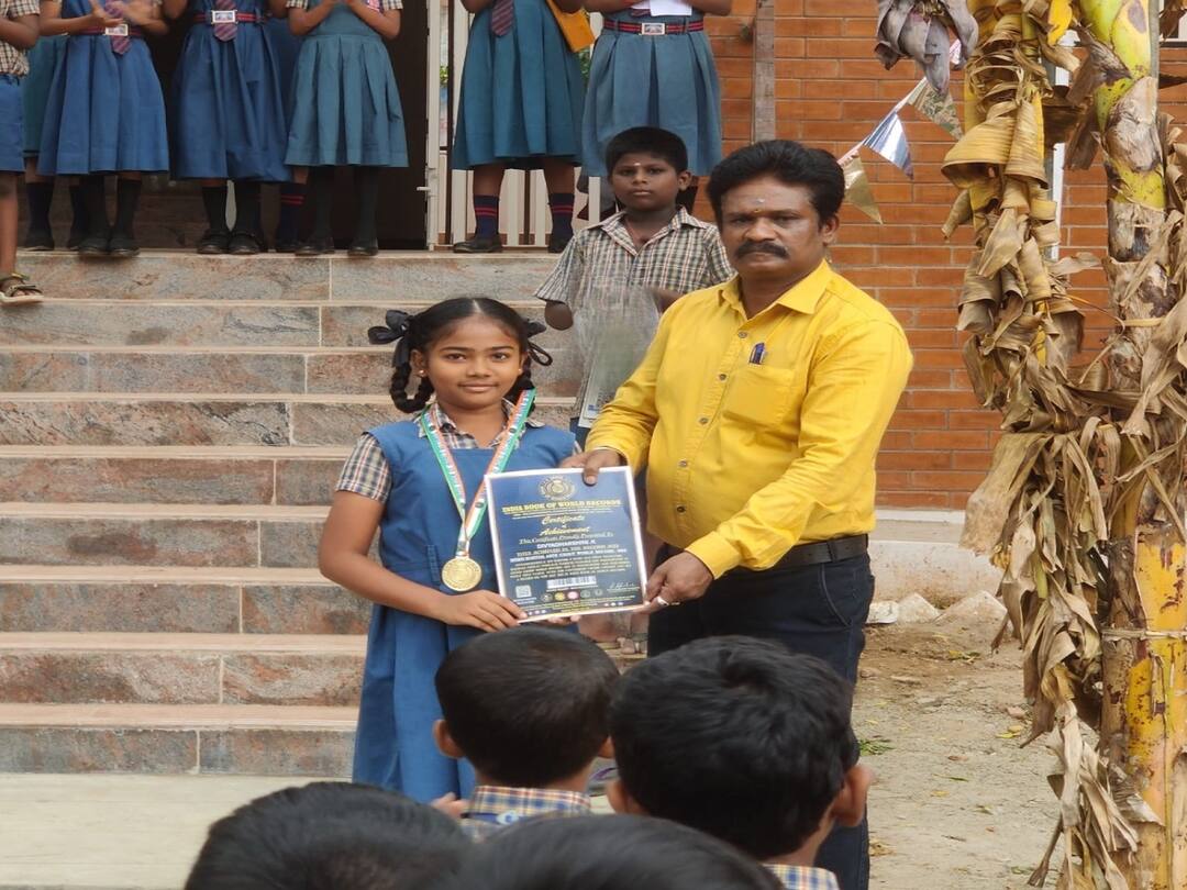 சிலம்பம் சுற்றுவதில் சாதனை படைக்கும் தஞ்சை அரசர் தொடக்கப்பள்ளி மாணவி திவ்யதர்ஷினி A student of Tanjore King's Primary School who set a record of 1.01 minutes around the silambam சிலம்பம் சுற்றுவதில் சாதனை படைக்கும் தஞ்சை அரசர் தொடக்கப்பள்ளி மாணவி திவ்யதர்ஷினி