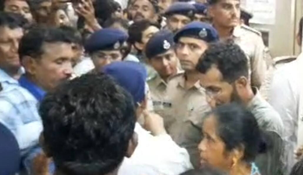 Samdhiyala Double Murder Case Live: હત્યાના 30 કલાક થવા છતાં હજુ પરિવારે નથી સ્વિકાર્યા મૃતદેહ, હોસ્પિટલ પોલીસ છાવણીમાં ફેરવાઈ Samdhiyala Double Murder Case Live update Shaktisinh Gohil reached Surendranagar Samdhiyala Double Murder Case Live: હત્યાના 30 કલાક થવા છતાં હજુ પરિવારે નથી સ્વિકાર્યા મૃતદેહ, હોસ્પિટલ પોલીસ છાવણીમાં ફેરવાઈ