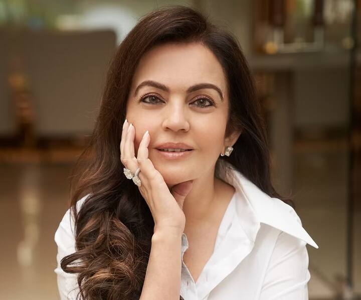 Nita Ambani Staff: દેશના જાણીતા ઉદ્યોગપતિ મુકેશ અંબાણીની પત્ની અને બિઝનેસવુમન નીતા અંબાણીએ એક ઈન્ટરવ્યુમાં ખુલાસો કર્યો હતો કે, તેમનો સ્ટાફ તેમને શું કહે છે.