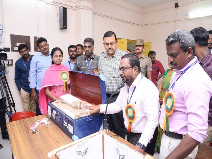 Election2021: Postal vote counting begins in Tenkasi constituency following court order Election 2021: தென்காசியில் பரபரப்பு: தொடங்கியது நிறுத்தப்பட்ட தபால் வாக்கு எண்ணும் பணி!