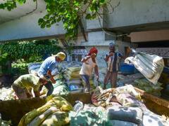 In Pics: दिल्ली में यमुना के बढ़े जलस्तर से मचा हाहाकार, तस्वीरों में देखें राजधानी का हाल