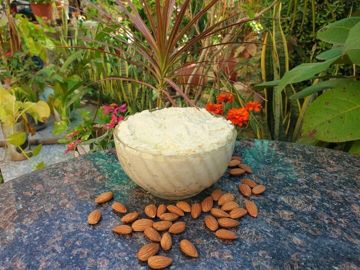 इसे बनाने के लिए सबसे पहले खसखस को साफ करें और इसे रात भर पानी में भिगोकर रख दें. अगले दिन पानी से खसखस को निकालकर मिक्सर जार में डालकर पीसकर स्मूद पेस्ट तैयार कर लें.खसखस पीसने के दौरान अगर आपको पानी की जरूरत महसूस हो तो एक से दो चम्मच डाल सकते हैं