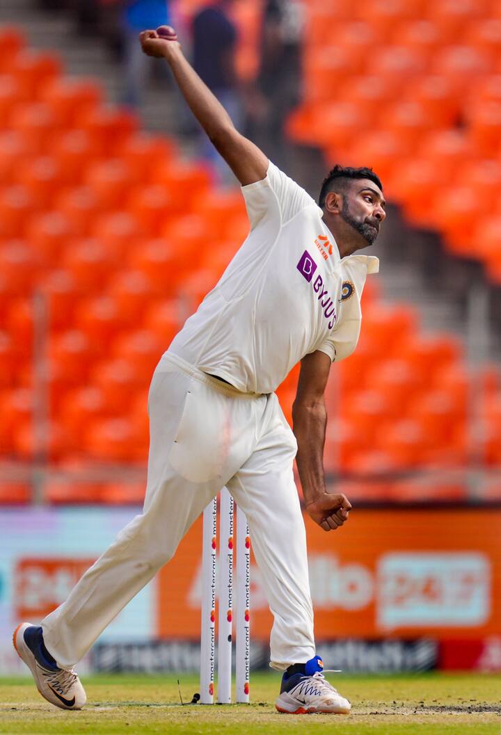 তেজনারায়ন চন্দ্রপল (Tagenarine Chanderpaul) ছাড়াও অধিনায়ক তথা ওয়েস্ট ইন্ডিজের অপর ওপেনার ক্রেগ ব্রেথওয়েট, অ্যালিক আথাজানে ও আলজারি জোসেফেকেও সাজঘরে ফিরিয়েছেন অশ্বিন যার মাঝে আন্তর্জাতিক কেরিয়ারে ৭০০ উইকেট নেওয়ার কীর্তিও গড়ে ফেলেন তিনি।