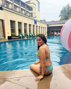 Monalisa PHOTO: પૂલ કિનારે કલરફુલ બિકીનામાં મોનાલિસાએ શેર કરી હોટ તસવીરો