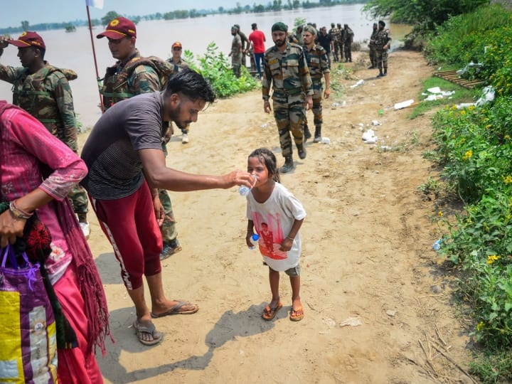 Photos: उत्तर भारत में हिमाचल से लेकर दिल्ली तक सभी राज्यों में बारिश का कहर जारी है, इस बीच यमुना का जलस्तर बढ़ने से बीते 45 सालों का रिकॉर्ड टूट गया है.