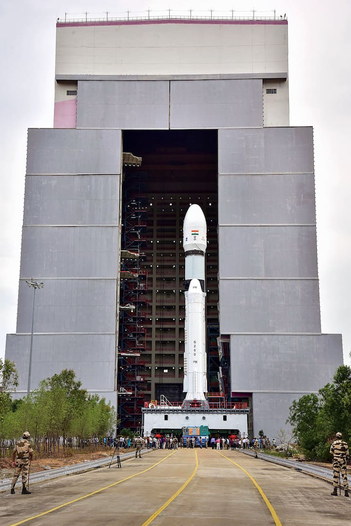 इस्रोचं चांद्रयान 3 अंतराळयान शुक्रवारी 14 जुलै 2023 रोजी दुपारी 2.35 मिनिटांनी आंध्र प्रदेशातील श्रीहरीकोटा येथील सतीश धवन अंतराळ केंद्रातून प्रक्षेपित करण्यात येणार आहे.(PC:PTI)